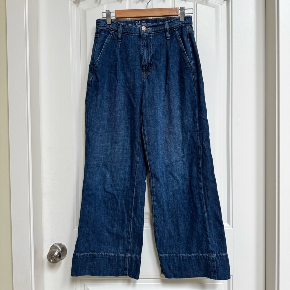 Gap 100% Cotton High Rise Wide Leg Short Jeans. Size 2/26R S
